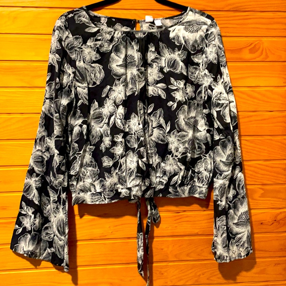 3/$10 🖤 Melrose and Market Tie Back Blouse